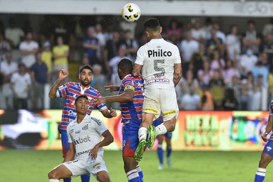 A torcida do Santos não poupou a equipe dos protestos após a derrota para o Fortaleza na última rodada do Brasileirão.
