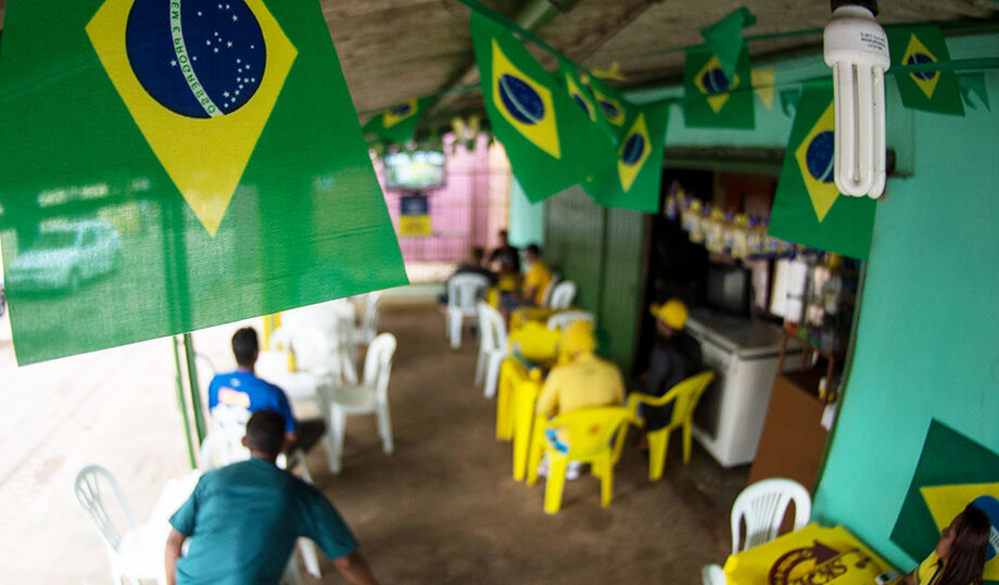 Torcida acompanhando o jogo da seleção