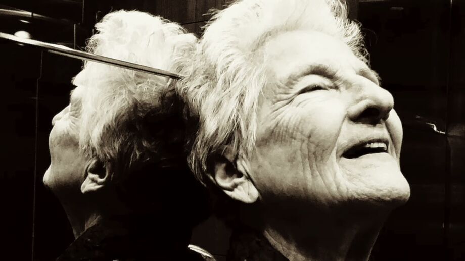Quem é Ángela Álvarez, a cubana de 95 anos que foi a revelação do Grammy Latino