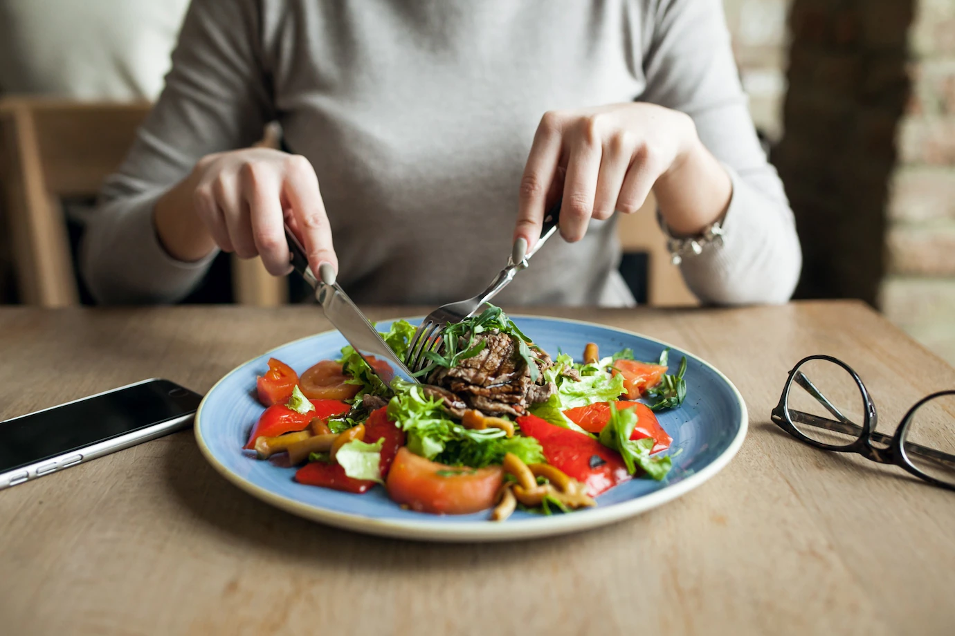 Como forma de prevenção, além dos exames para diagnóstico precoce, investir na prática de exercícios e na alimentação equilibrada é uma boa estratégia para cuidar da saúde