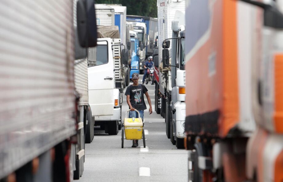 Caminhoneiros bloqueiam rodovias em protesto contra vitória de Lula