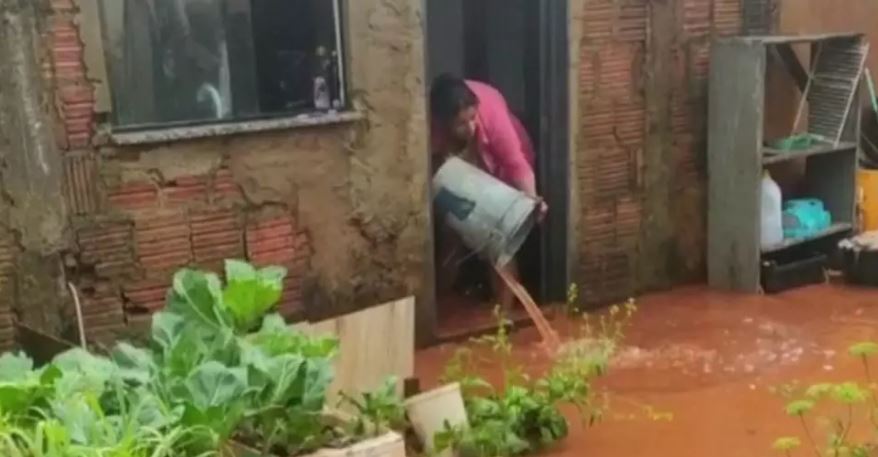 Casas foram alagadas