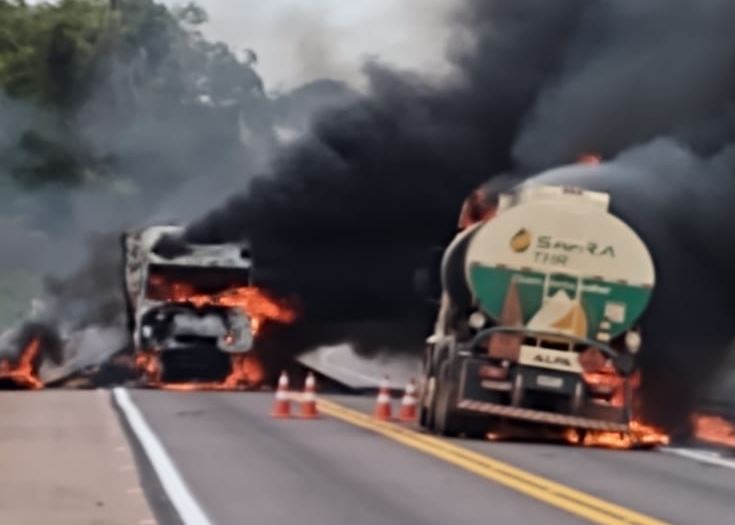 Caminhão pegando fogo nesta manhã em Sinop
