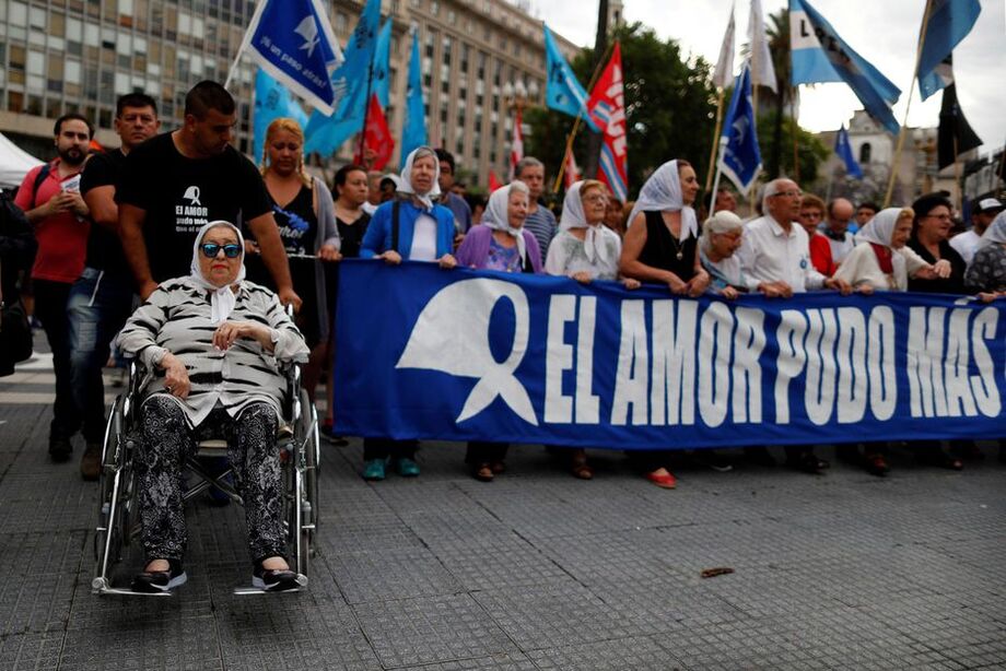 Hebe de Bonafini, fundadora do grupo de direitos humanos Mães da Praça de Maio marcha durante a Marcha de Resistência de 24 horas, na Plaza de Mayo, em 29 de novembro de 2019