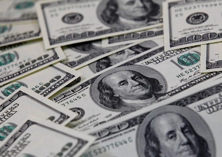 Dólar volta a subir após dois dias de queda, com impacto de fatores técnicos e tensões comerciais.
