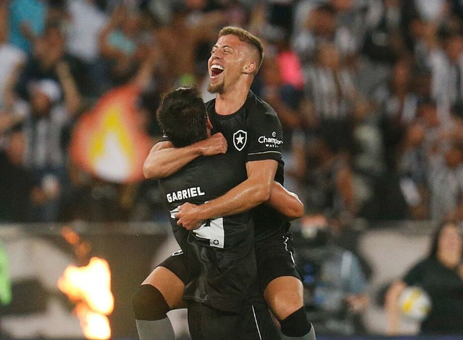 Lucas Fernandes comemora seu gol contra o Santos, o primeiro da vitória por 3 a 0 sobre o time da Vila