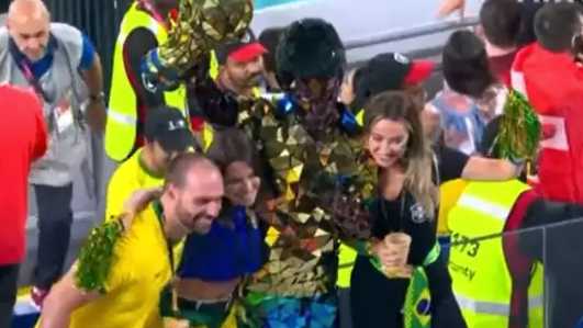 O deputado federal Eduardo Bolsonaro (PL-SP) foi visto marcando presença no Estádio 974, em Doha