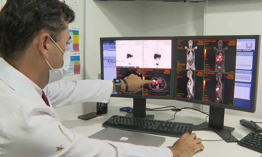Médico analisa exame