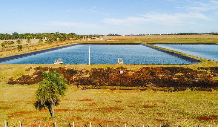 A obra será implantada no terreno da atual ETE Laranja Doce, com operação assistida e monitoramentos coletados na bacia I do sistema de esgotamento sanitário de Dourados.