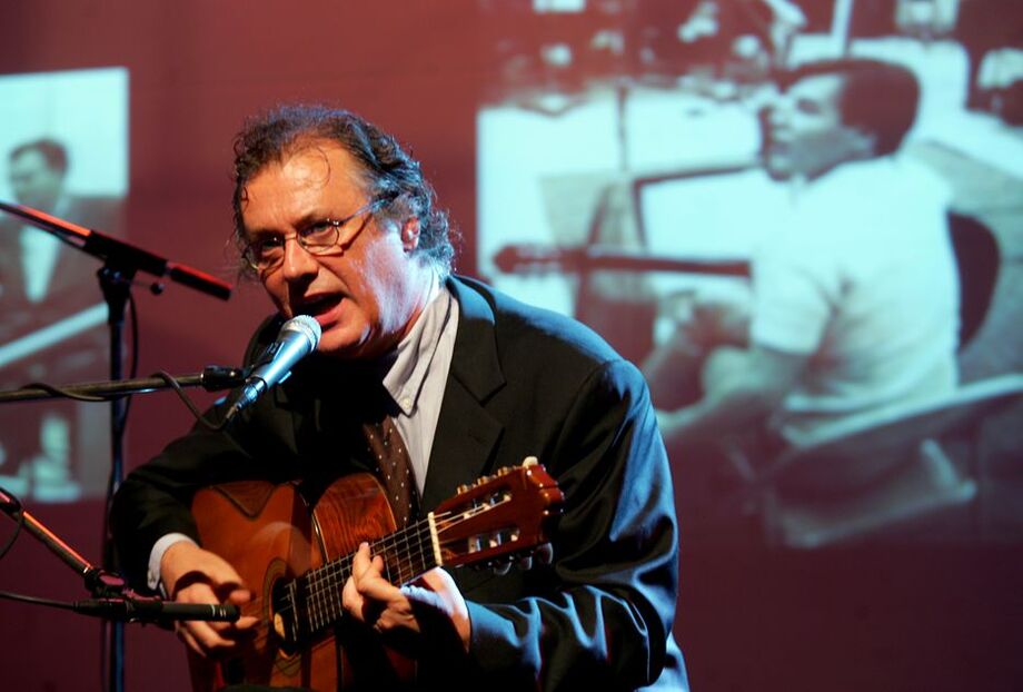 Paulo Jobim filho de Tom Jobim canta, durante inauguração do Centro de Cultura Tom Jobim, no Jardim Botânico, zona sul do Rio de Janeiro