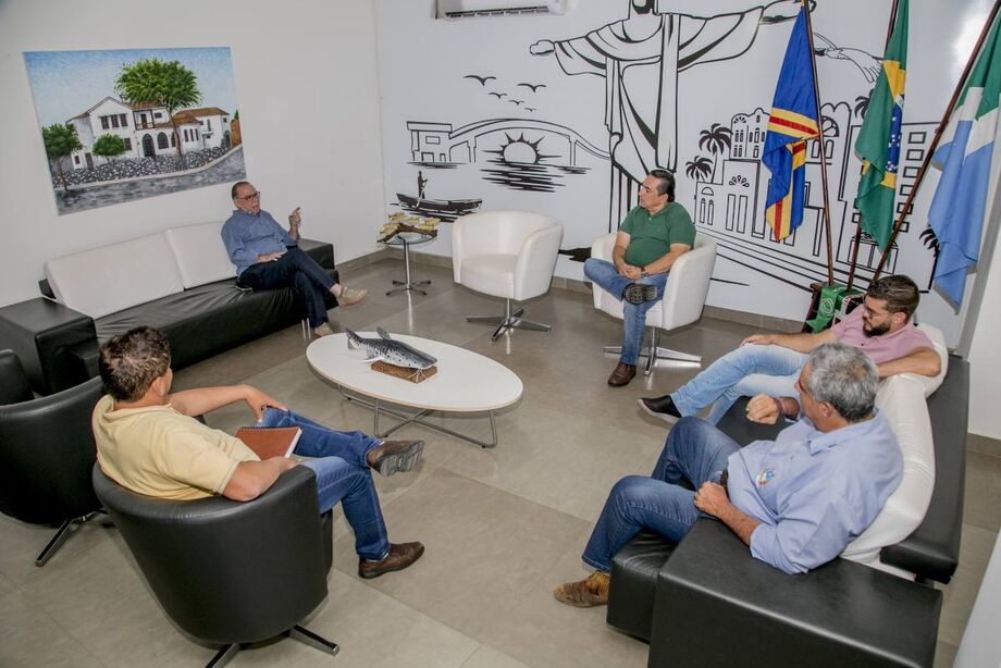 Prefeito da cidade esteve em reunião na tarde de ontem