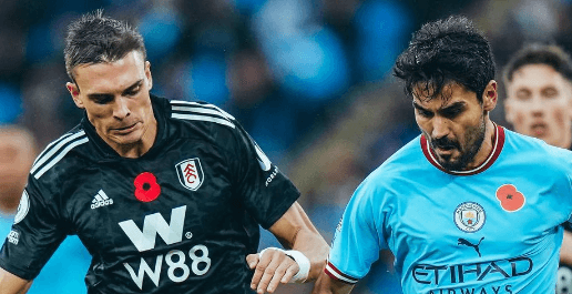 Manchester City supera expulsão, vence Fulham nos acréscimos e lidera Inglês
