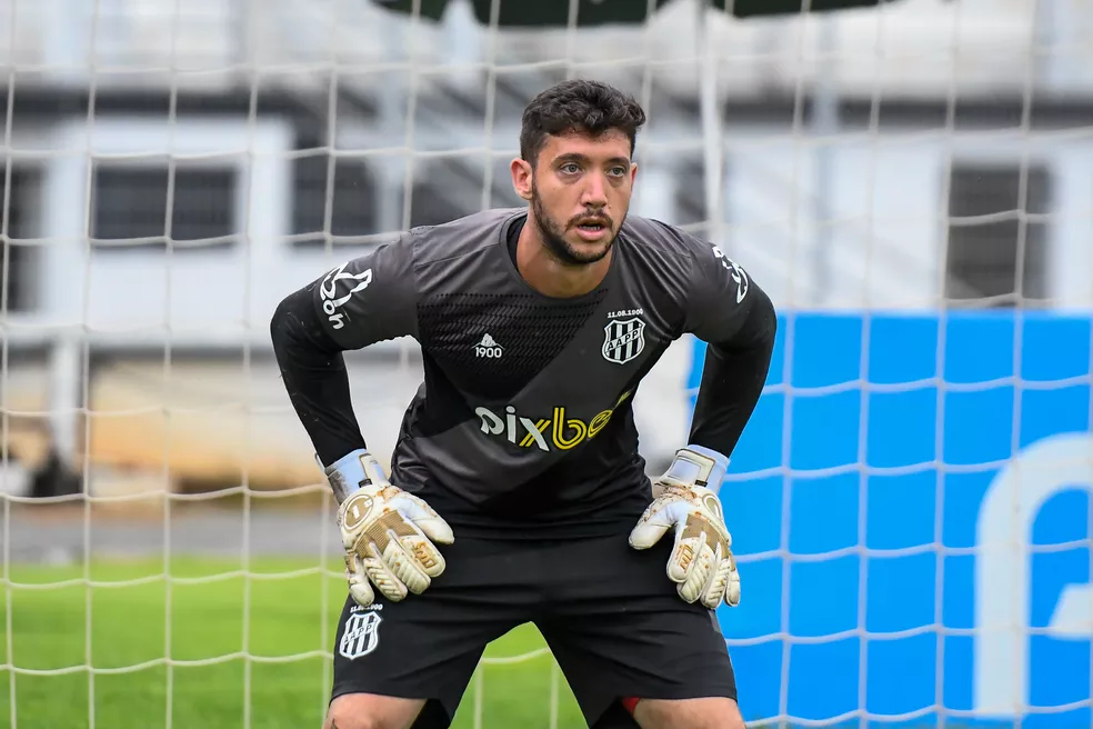Ponte Preta oficializa renovações dos contratos de Caíque França e Fábio Sanches