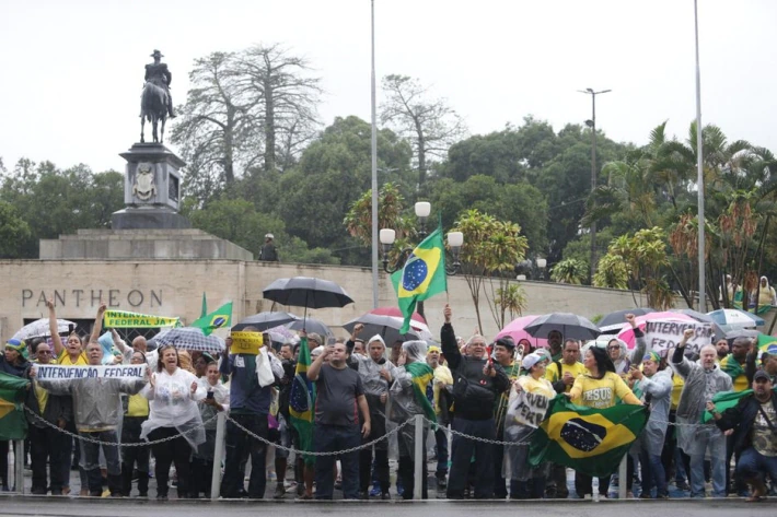Gilmar nega habeas corpus coletivo para manifestantes que protestam nos quartéis