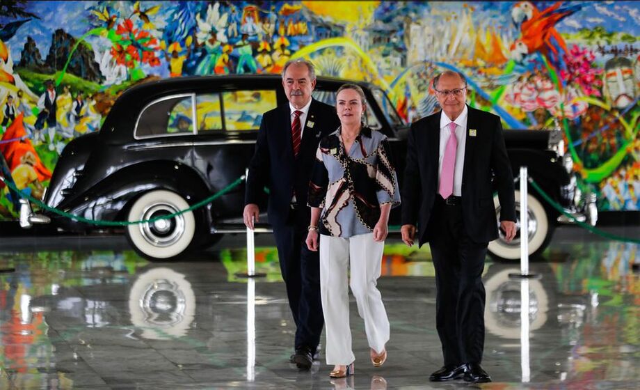 O vice-presidente eleito Geraldo Alckmin chega ao Palácio do Planalto em Brasilia-DF, para realizar a primeira reunião de transição de governo com o ministro chefe da casa civil, Ciro Nogueira (PP). Na foto, Aloizio Mercadante, Gleisi Hoffmann