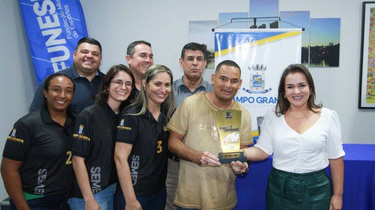 Prefeita Adriane Lopes entrega premiações de competições esportivas na Capital