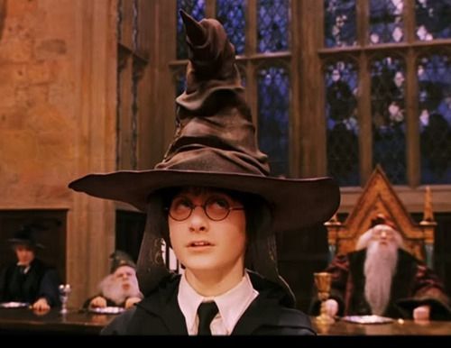 Leslie Phillips, dublador do Chapéu Seletor em Harry Potter, morre aos 98 anos