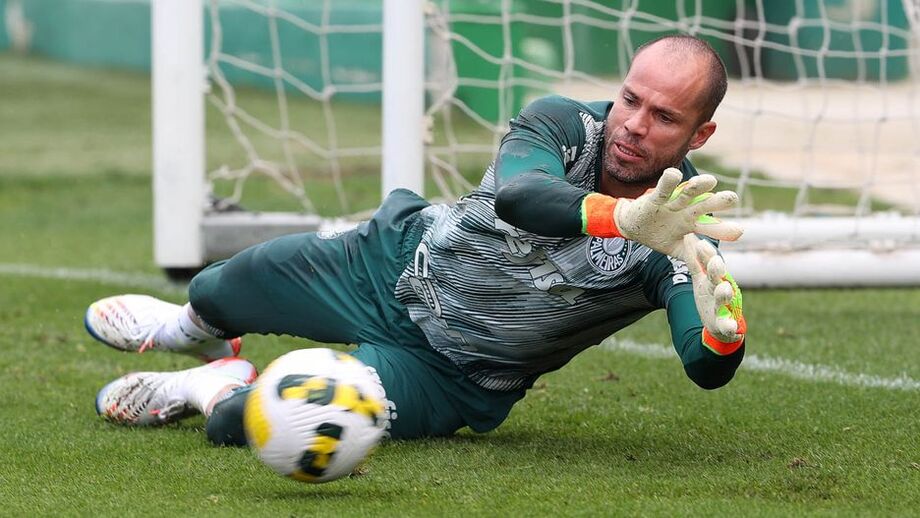 O goleiro Marcelo Lomba, da SE Palmeiras, durante treinamento, na Academia de Futebol