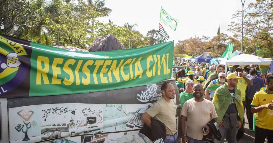 Manifestantes em frente a quartéis trocam intervenção por 'resistência civil'