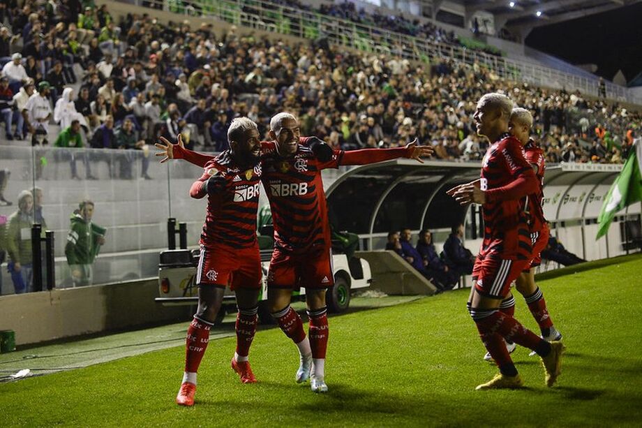 Jogadores do Flamengo comemoram um dos gols no empate em 2 a 2 contra o Juventude
