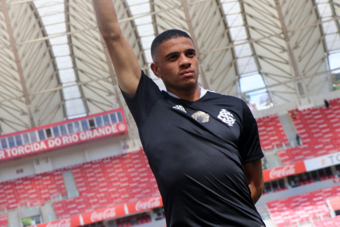 Na foto, Taison, meio campista do Internacional