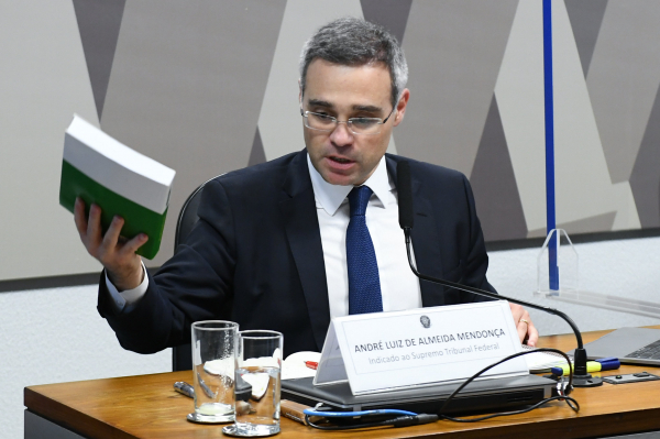 André Mendonça suspende julgamento no STF sobre contrato intermitente