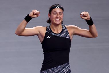 A francesa Caroline Garcia comemora após derrotar Aryna Sabalenka na final.