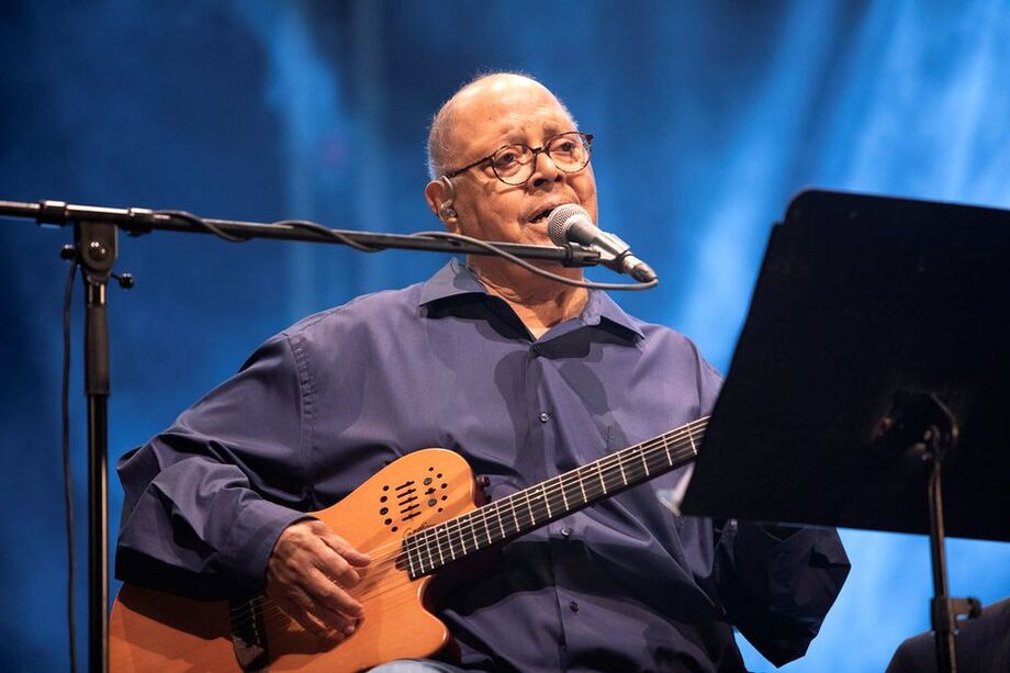 Cantor, compositor e guitarrista cubano Pablo Milanés durante um show do ciclo En Vivo na praça de touros Motril, em Granada (Espanha), em 2021