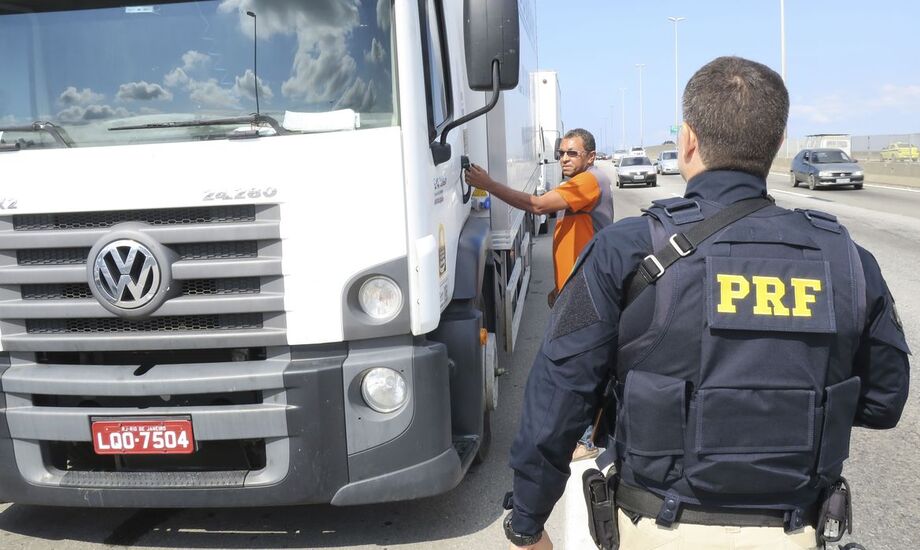 PRF trabalhando no desbloqueio de estradas