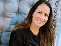 Casada, mãe de 2 filhas, Ana Luiza, de 43 anos, é médica veterinária formada pela Uniderp em 2002
