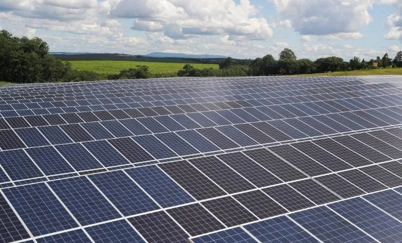 Parque solar de 640 MW no Mato Grosso do Sul integra parceria entre Casa dos Ventos e Unipar para autoprodução de energia renovável.
