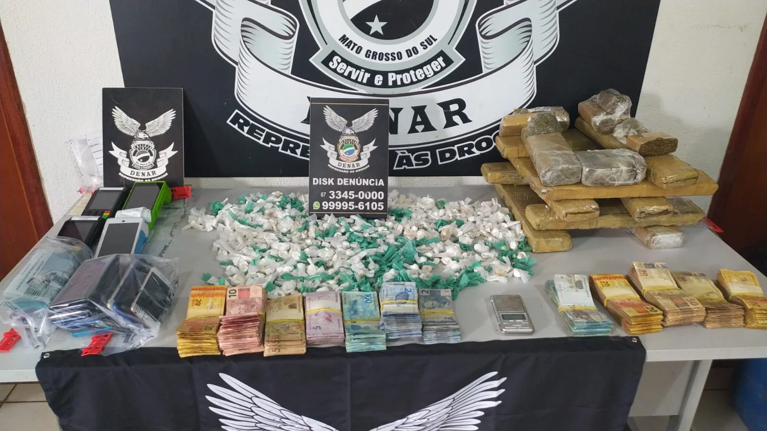 Drogas e dinheiro apreendido