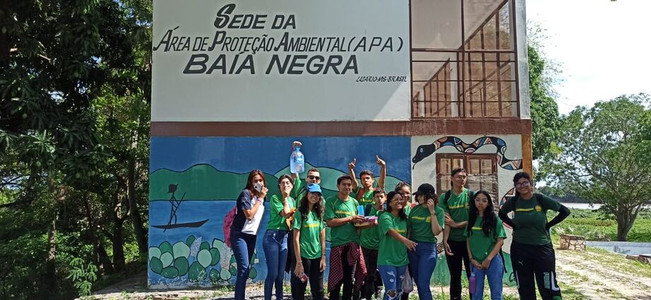 Estudantes visitando APA Baía Negra em Ladário