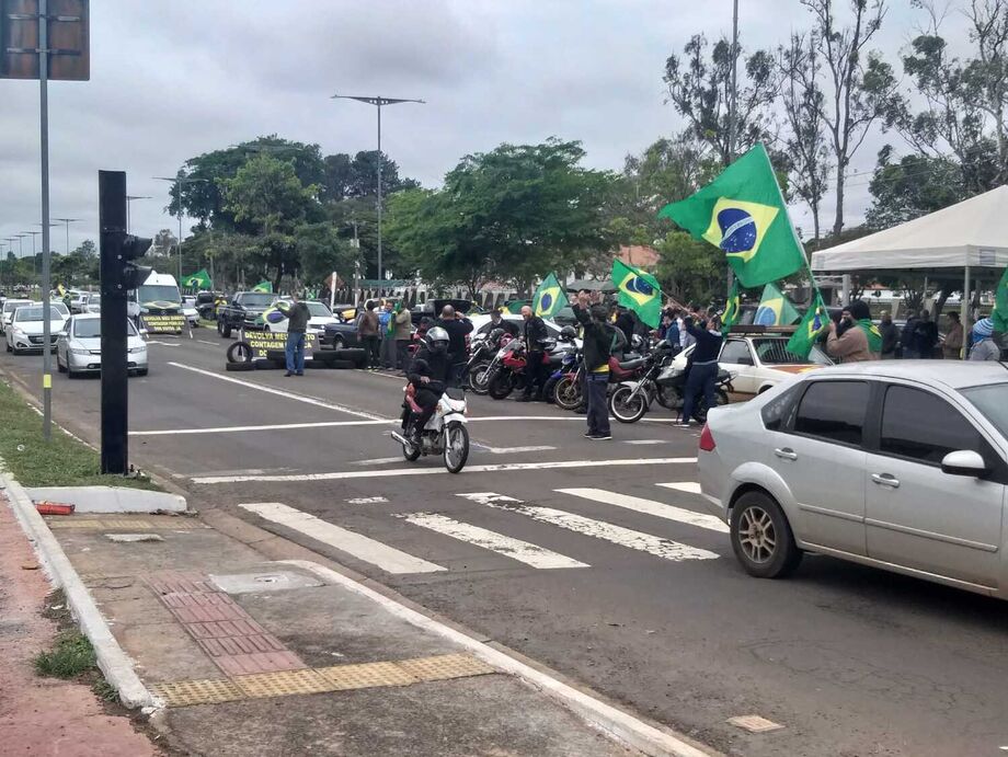Manifestação em frente ao CMO