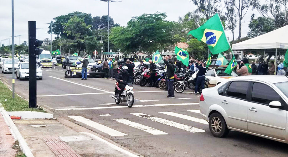 Manifestação em frente ao CMO