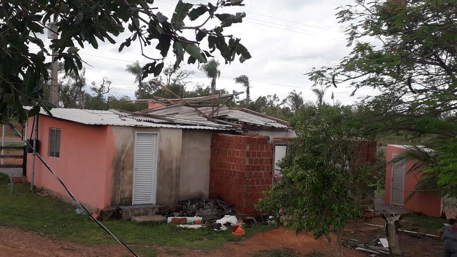 Casa com o telhado danificado