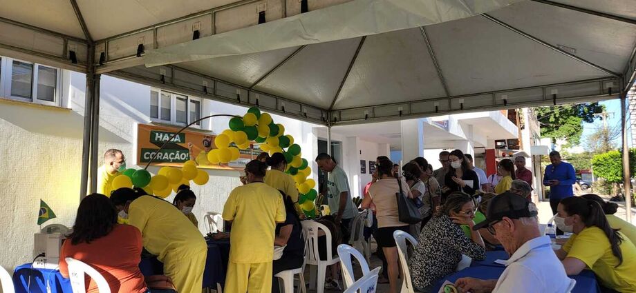 Pessoas sendo atendidas durante a campanha Haja Coração