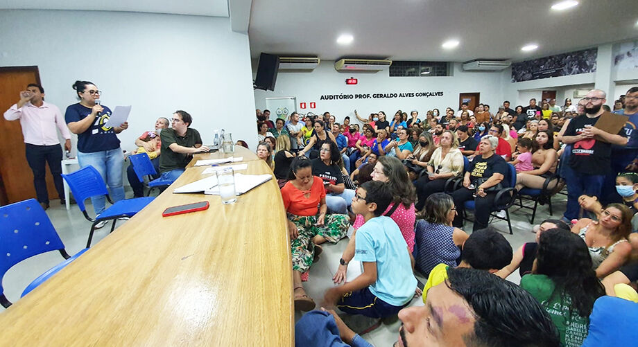 Professores da Reme em assembleia