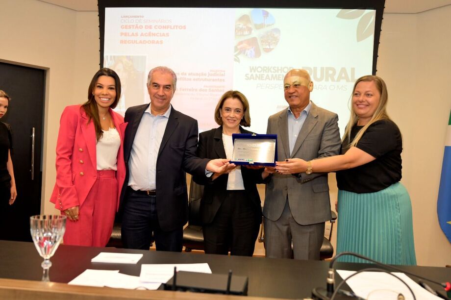 Des. Marisa Ferreira dos Santos, presidente do TRF3 recebendo homenagem do governador Reinaldo Azambuja e diretores da AGEMS
