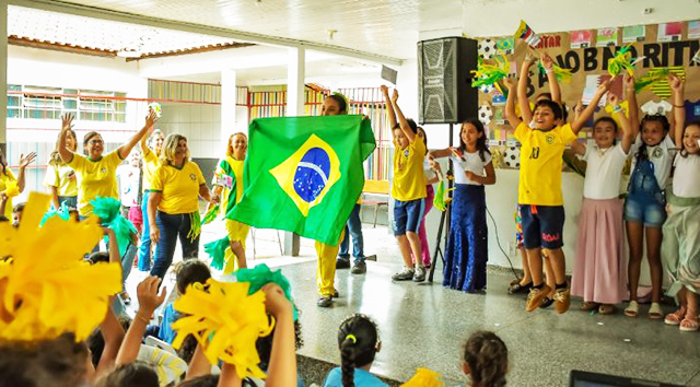 Alunos e professores em clima de Copa do Mundo