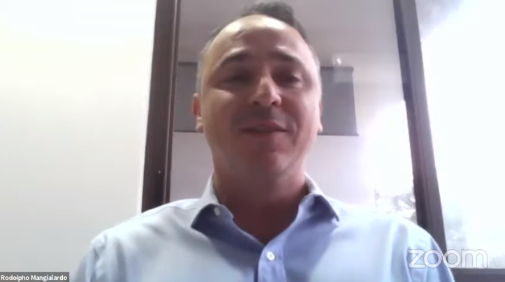 O diretor-regional do Senai, Rodolpho Caesar Mangialardo, explicou como o Senai tem contribuído para ajudar empresas que enfrentam dificuldades para obter a certificação dos créditos de carbono.
