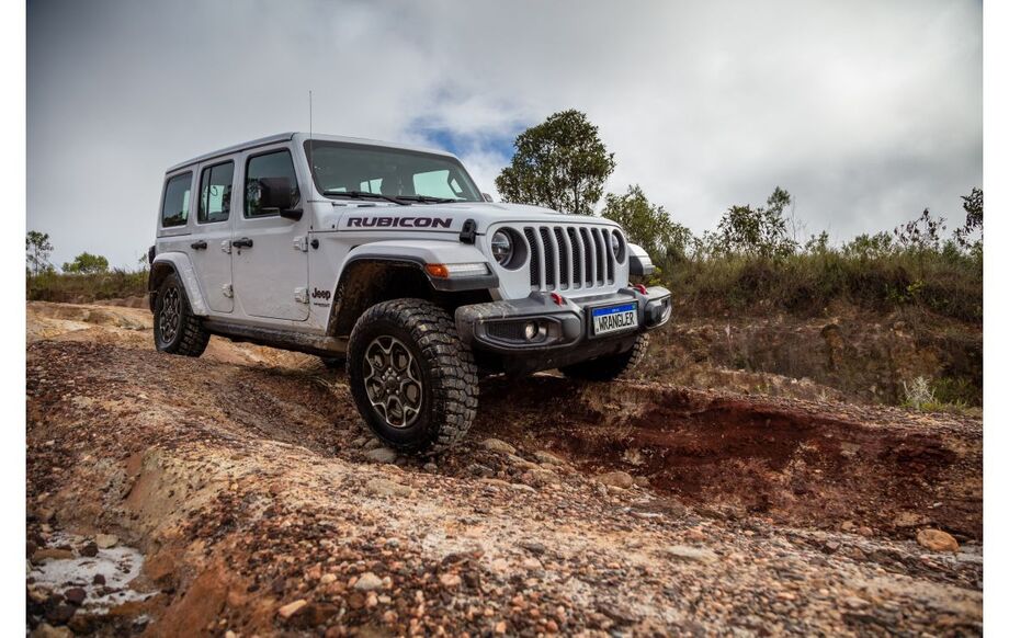 Jeep Wrangler chega com muita tecnologia e capacidade para superar qualquer terreno