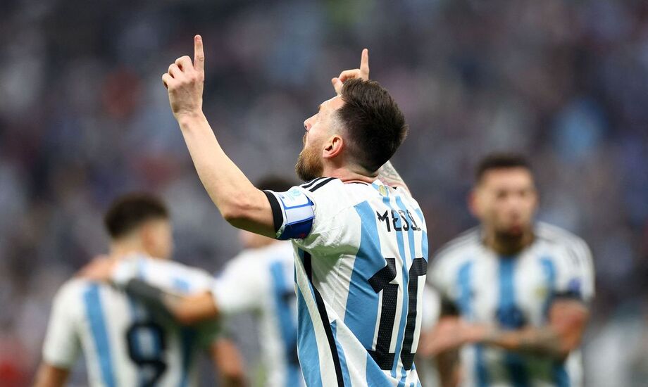 Messi comemora pênalti convertido