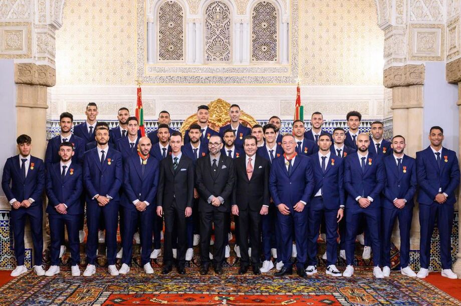 Jogadores da seleção do Marrocos posam para foto na companhia do rei Mohammed VI em Rabat