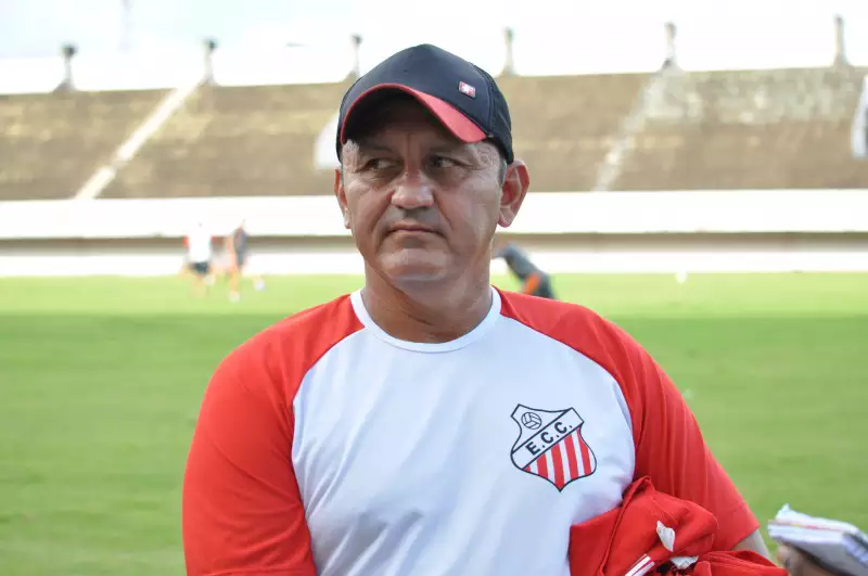 Treinador Gilmar Calonga, ex-meia atacante do Operário e Comercial