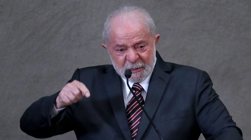 O futuro presidente se emociona ao defender a democracia em discurso durante diplomação