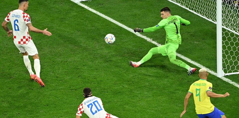 O goleiro Livakovic faz defesaça com o pé direito