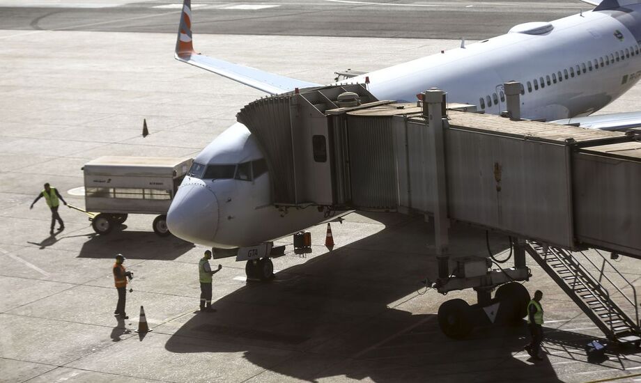 A paralisação, que será por tempo indeterminado, ocorrerá sempre das 6h às 8h, nos aeroportos de São Paulo, Rio de Janeiro, Campinas, Porto Alegre, Brasília, Belo Horizonte e Fortaleza, os maiores do país.