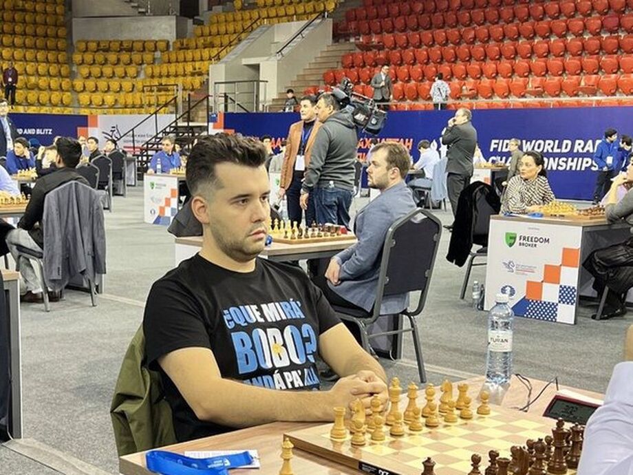 Russo quebra código de vestimenta em torneio de xadrez usando camiseta de Messi