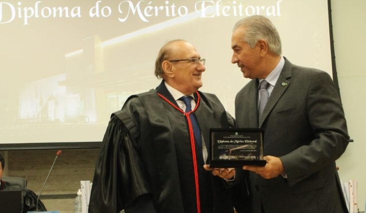 Governador Reinaldo Azambuja recebe Diploma do Mérito Eleitoral do presidente do TRE-MS (Tribunal Regional Eleitoral), Desembargador Paschoal Carmello Leandro.